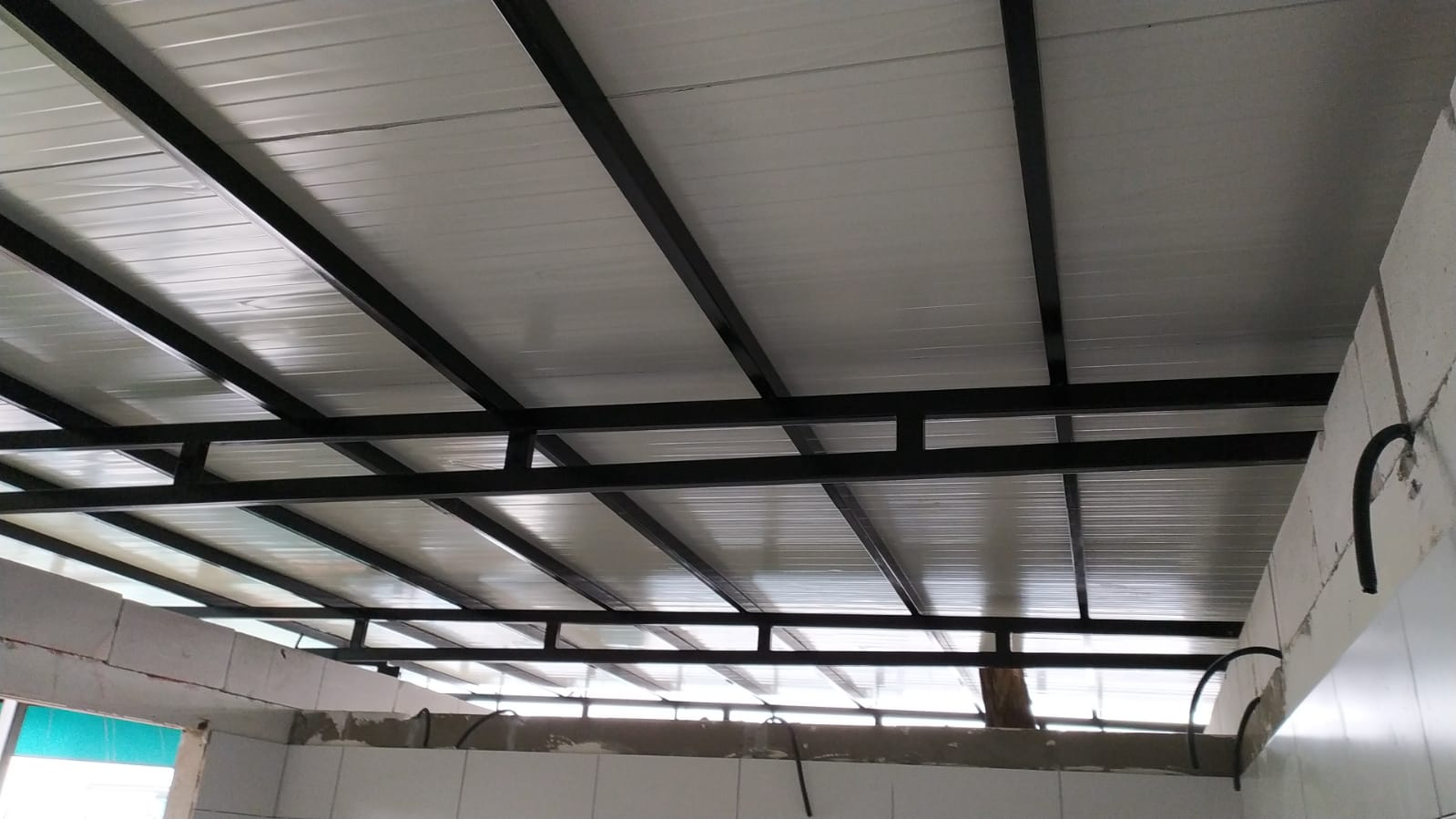 Sandviç panel nedir, Sandviç paneli neden tercih etmeliyiz,Sandviç panel nerelerde kullanılır, Sandviç panel malzemeleri nelerdir, Sandviç panel türleri nelerdir? 